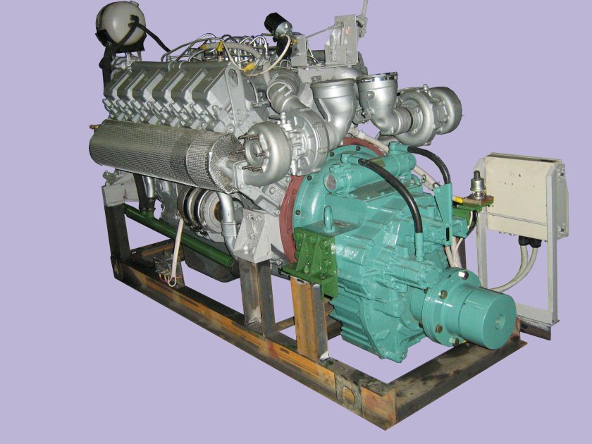 Судовой дизельный двигатель