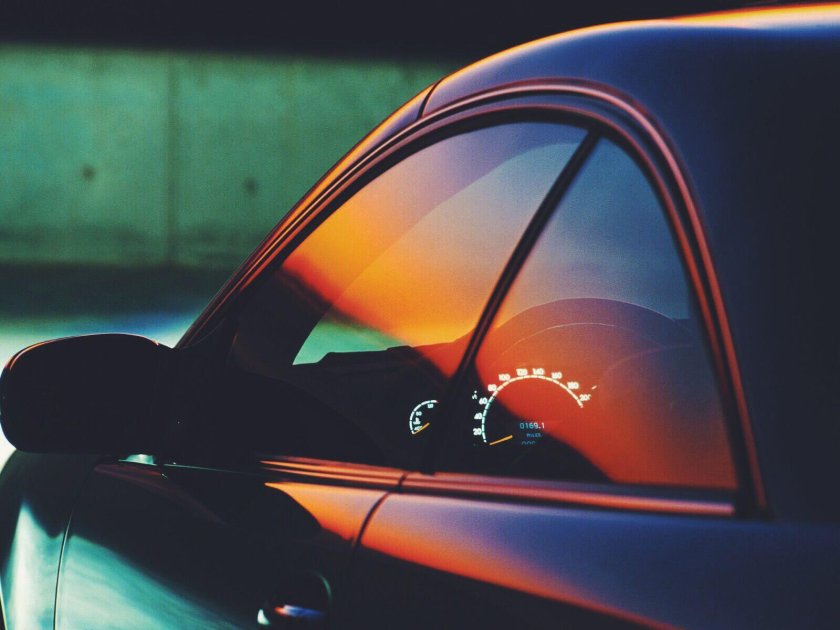 Боковые стекла машины