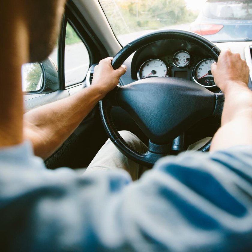 Парень за рулем