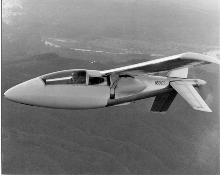 Двухбалочный самолет с толкающим винтом