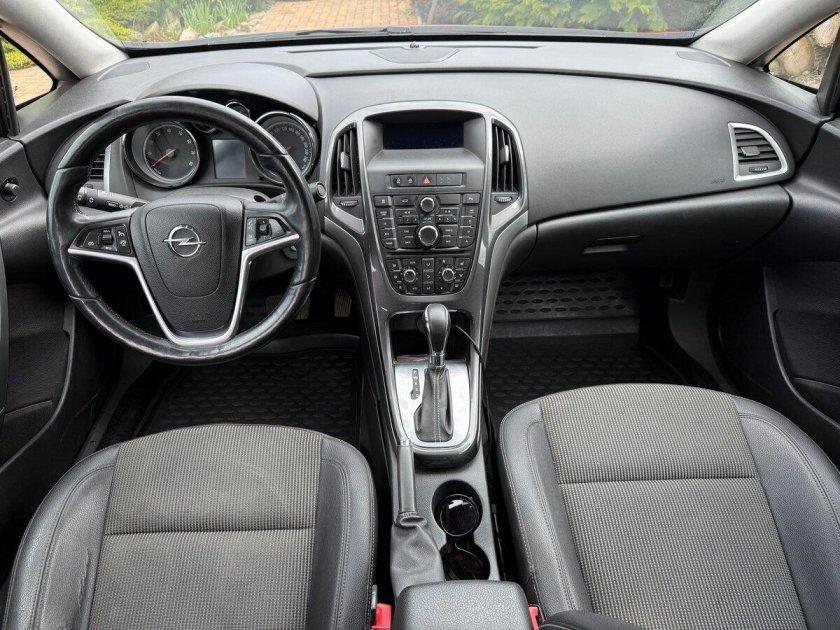 Опель астра седан 2012 салон