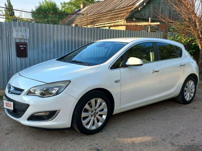 Опель Астра j белая