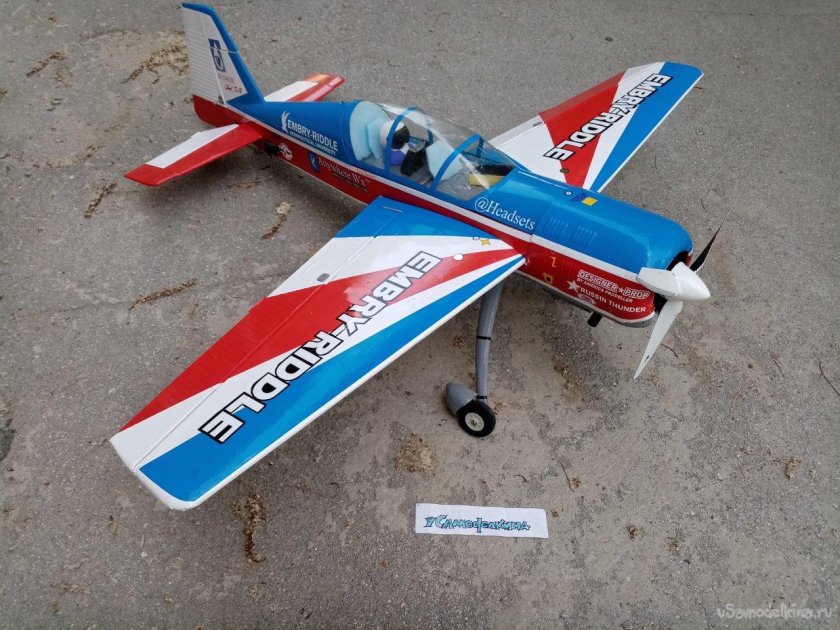 Пилотажный самолет экстра 300с