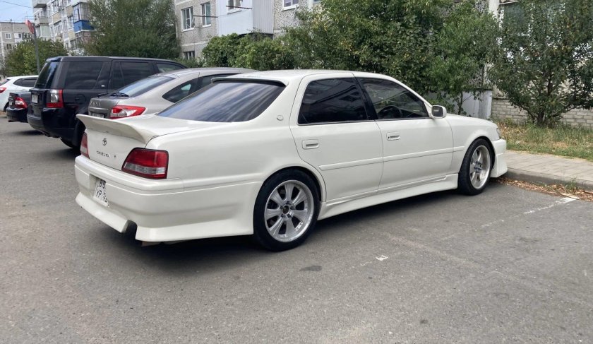 Чёрная Тойота Креста 313 55 регион