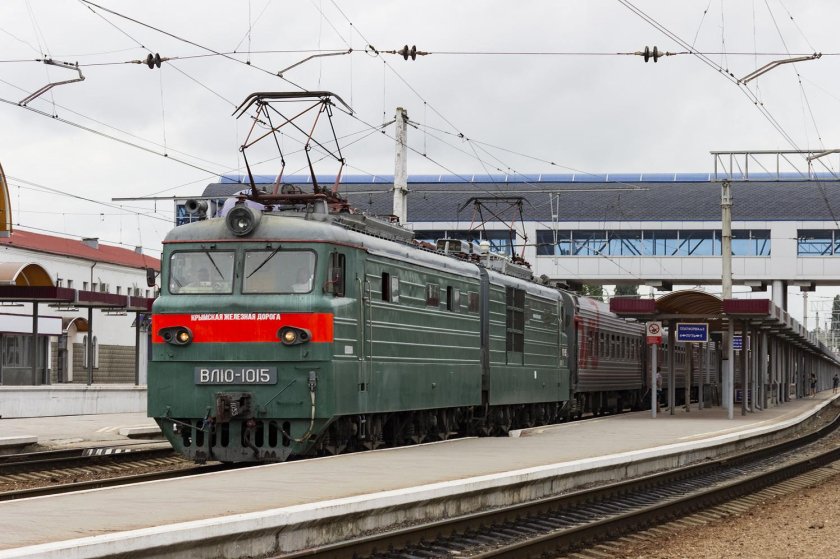 Пригородный поезд