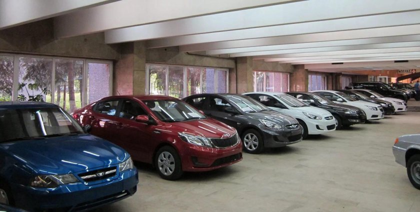 Машины в автосалоне