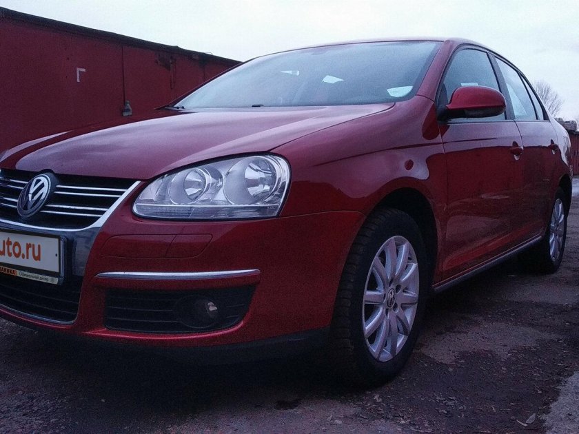 Фольксваген Джетта красная 2008