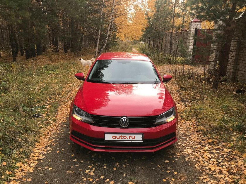 Фольксваген Джетта красная