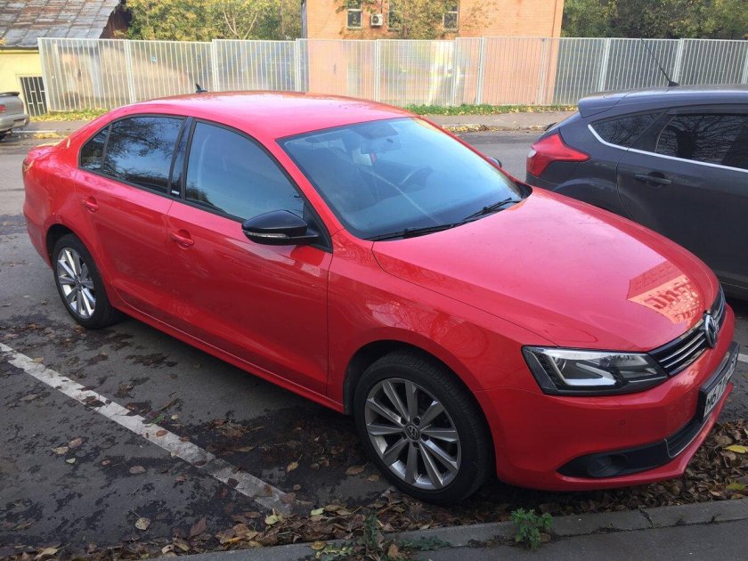 Фольксваген Джетта красная