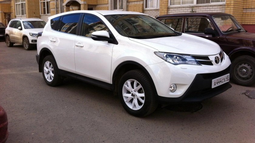 Белый rav4 Тойота