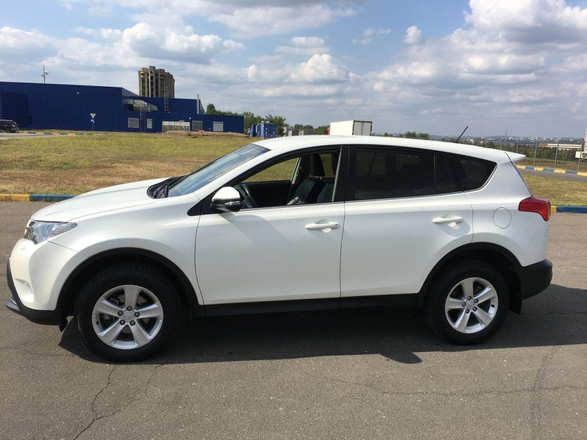 Toyota rav4 белая