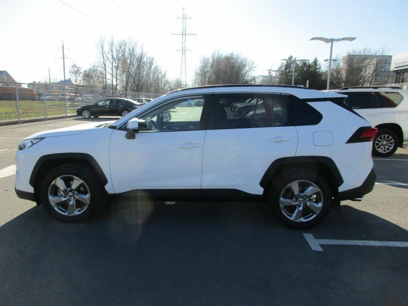 Toyota rav4 белый перламутр 2021