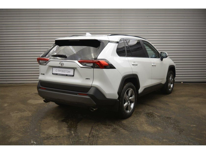 Белая тойота рав 4