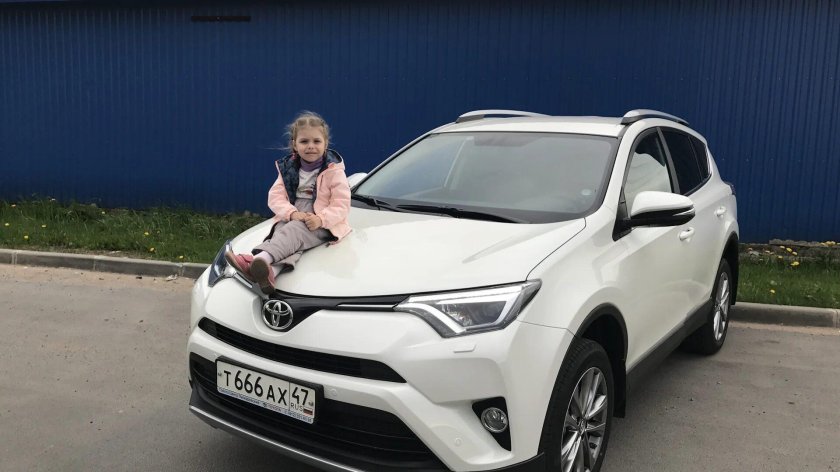 Белый rav4 Тойота