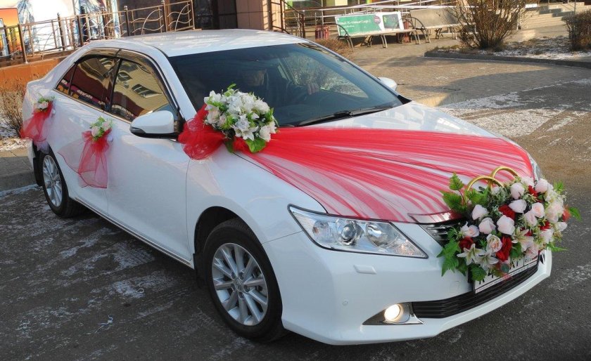 Украшение свадебного автомобиля