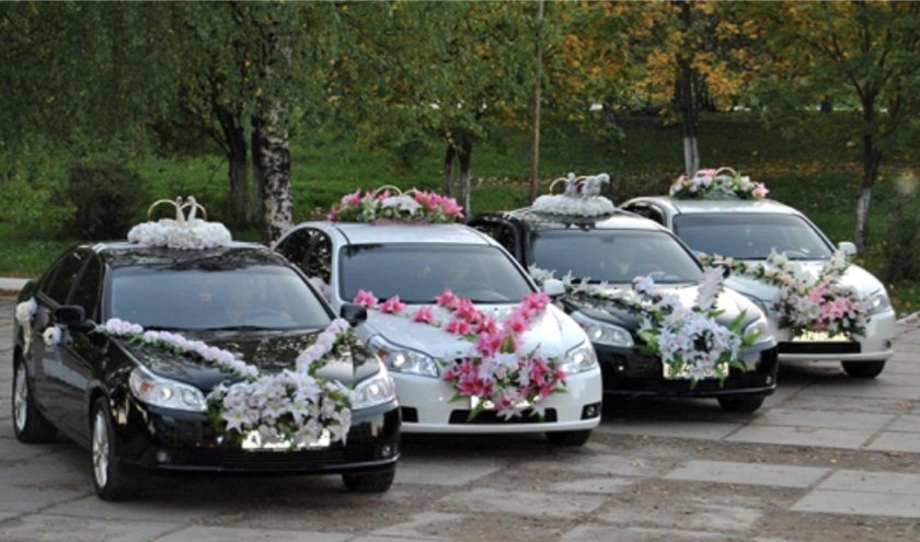 Свадебное украшение на машину