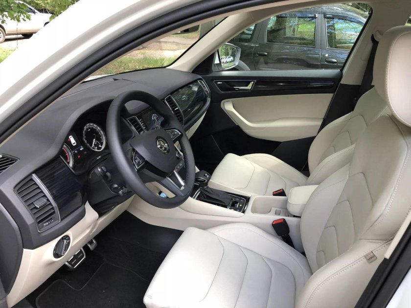 Белый салон Шкода Октавия а7