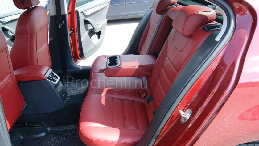 Шкода с красным салоном