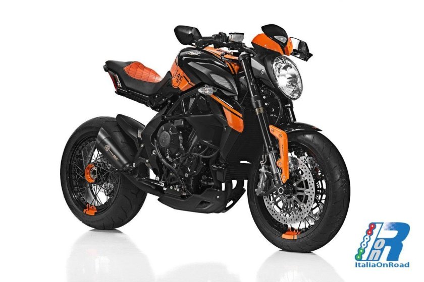 Оранжевый мотоцикл спортивный