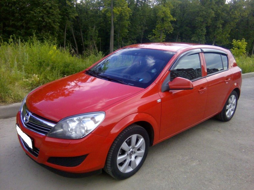 Опель Астра хэтчбек 2010 года