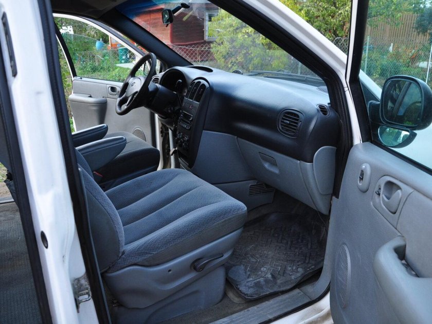 Dodge Caravan 2004 салон