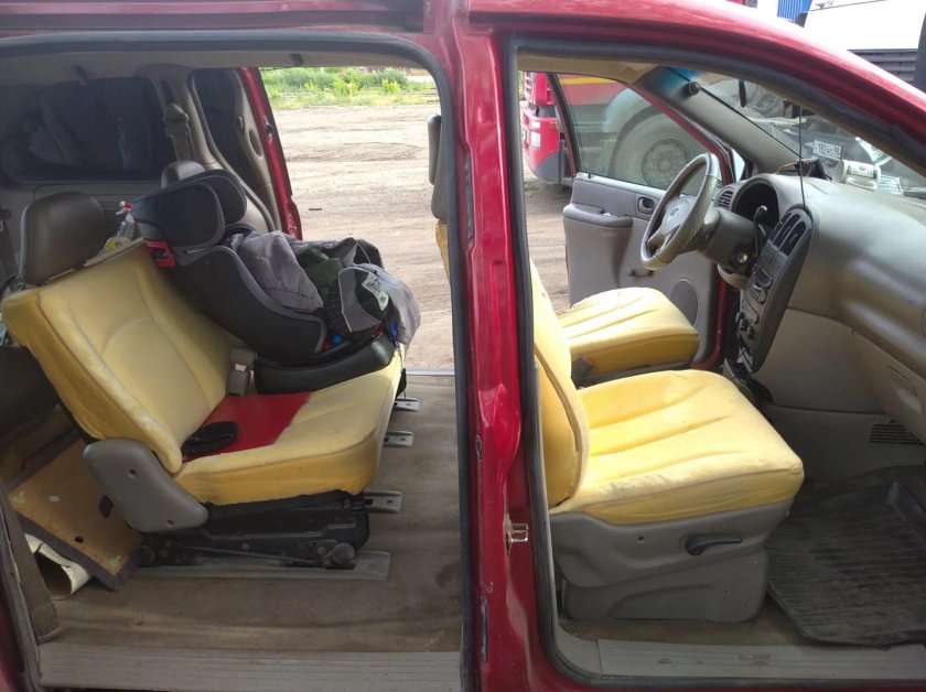 Dodge Caravan 4 салон