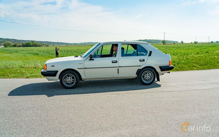 Volvo 340 с боку