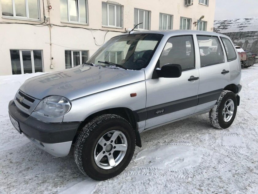 Нива Шевроле серебристая 2007