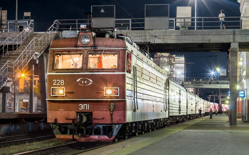 Локомотив поезд