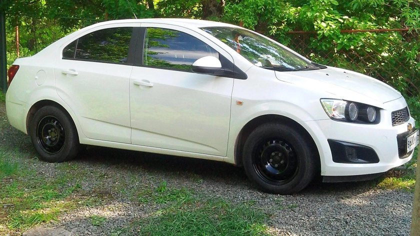 Chevrolet Aveo t300 белый