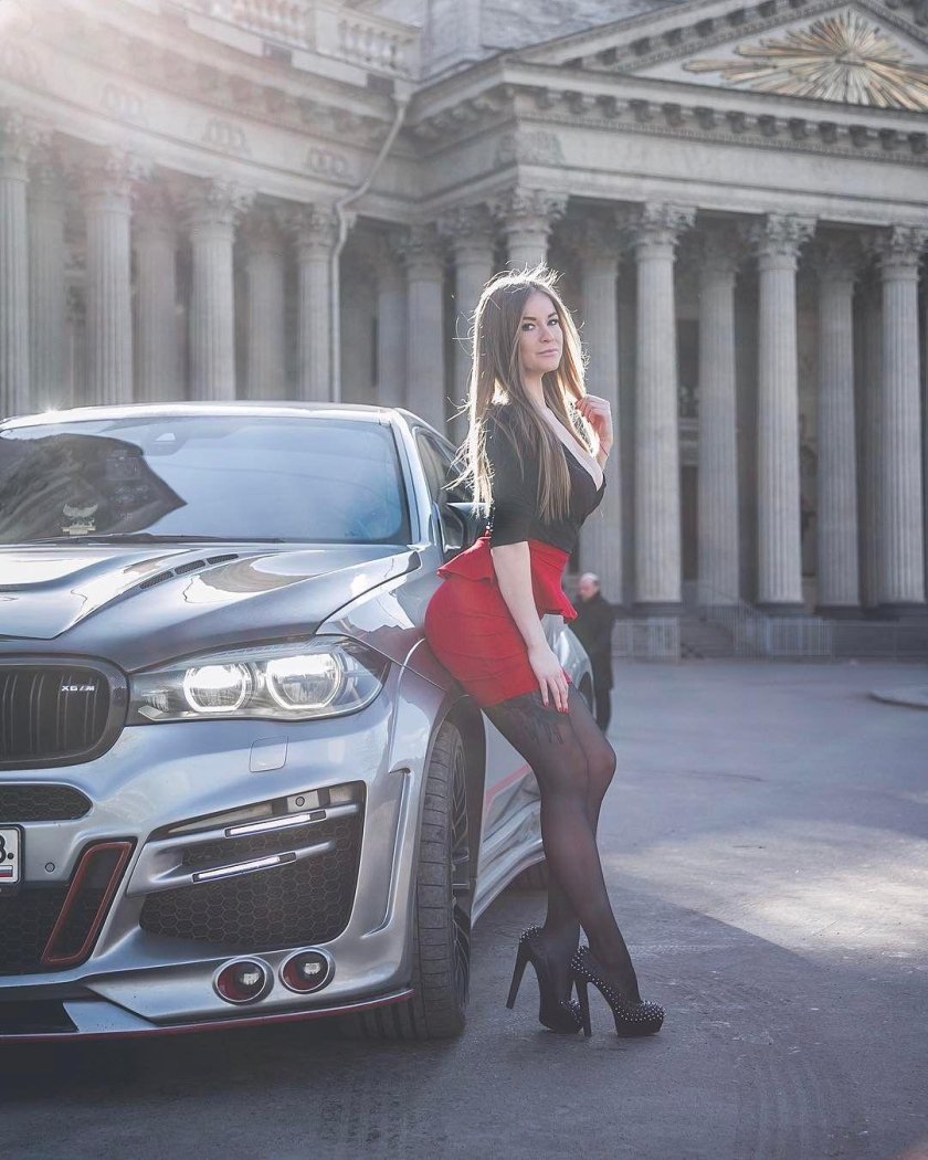 Соня Темникова с машиной BMW x6