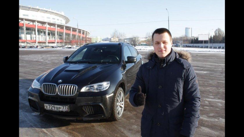 Парень возле машины БМВ