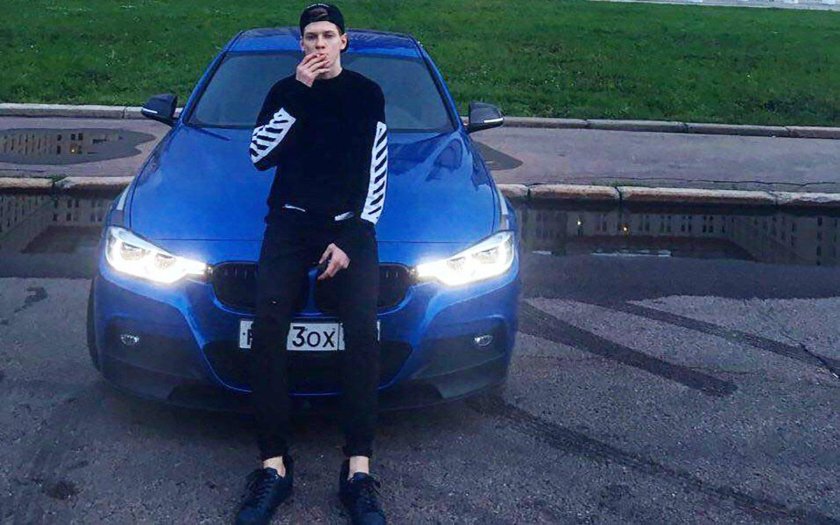 Парень возле машины