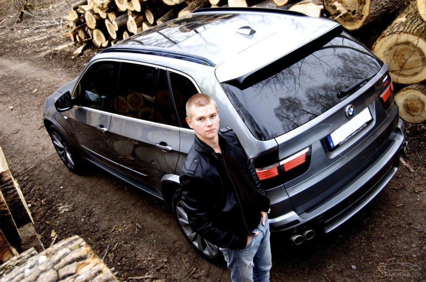 Пацан возле машины