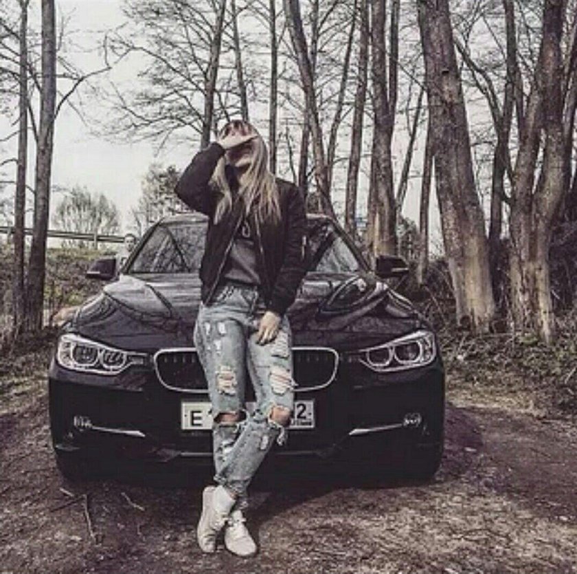 Девушка возле машины