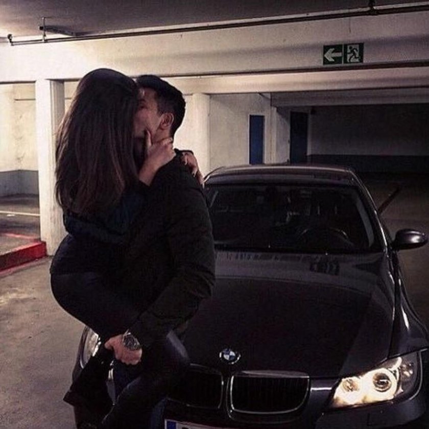 Парент ь с девушкой около машины