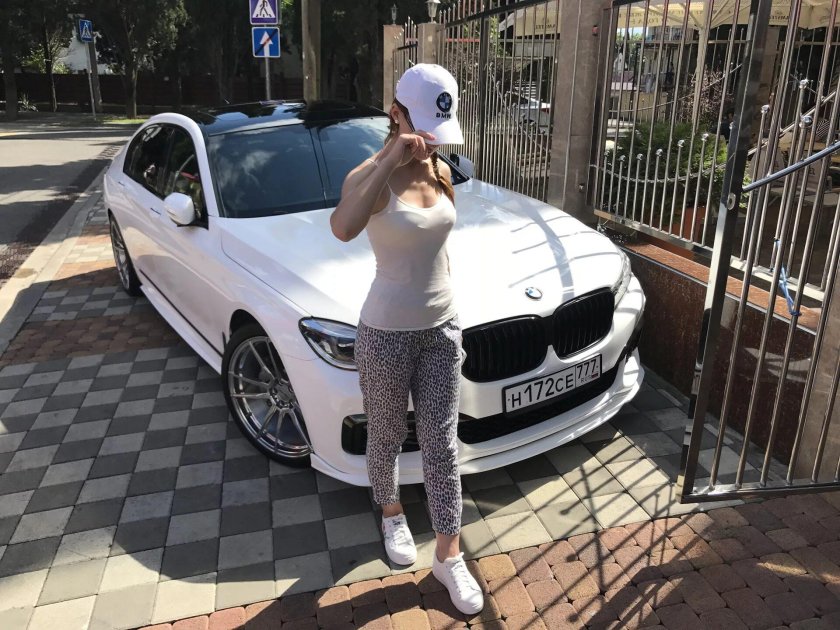 Девушка и БМВ