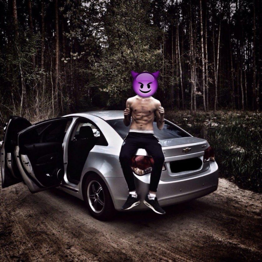 Мужчина возле машины