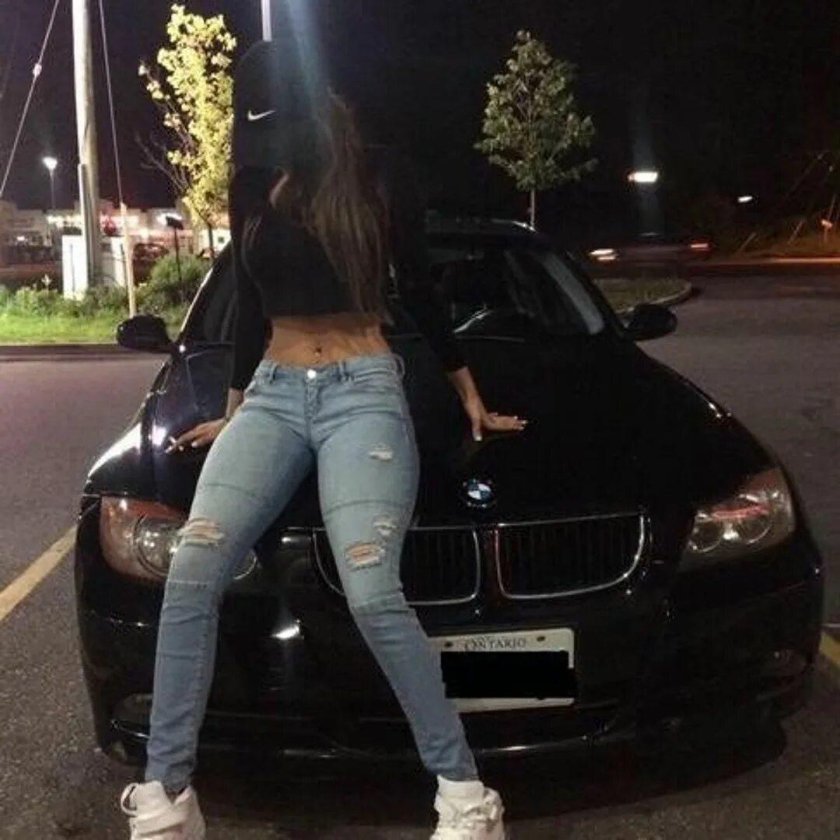 Девушка возле машины