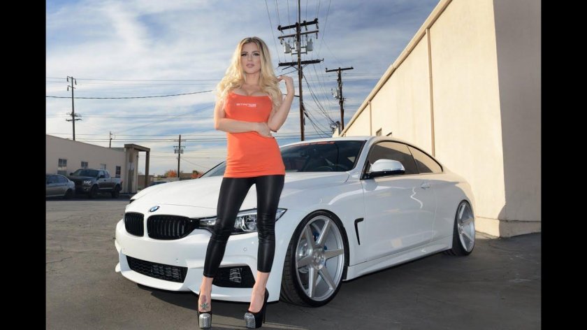 Девушка около машины