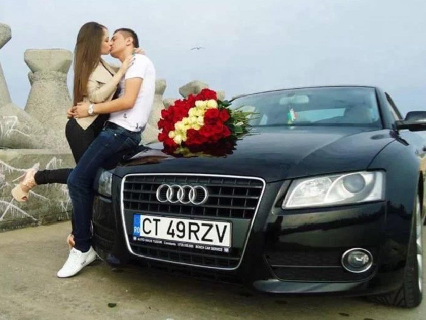 Парень с девушкой около машины