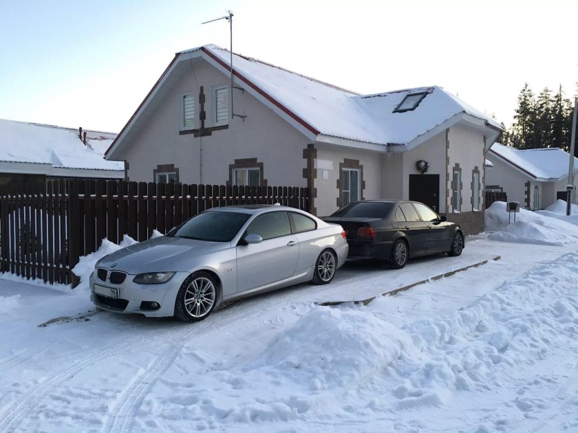 БМВ м5 возле двора