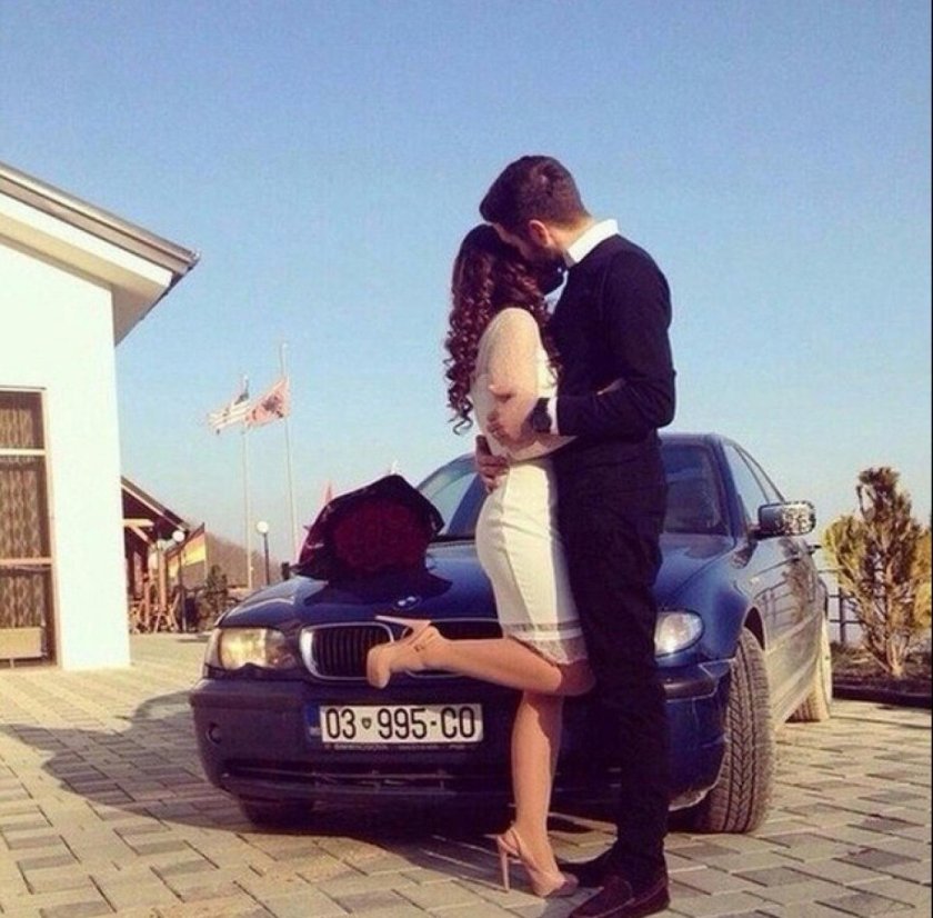 Парень с девушкой около машины