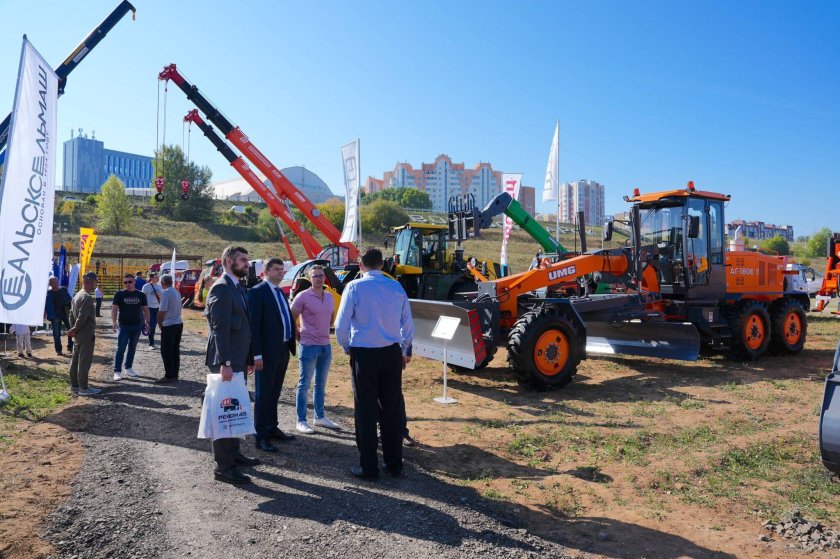 Автогрейдер АГ-180 UMG