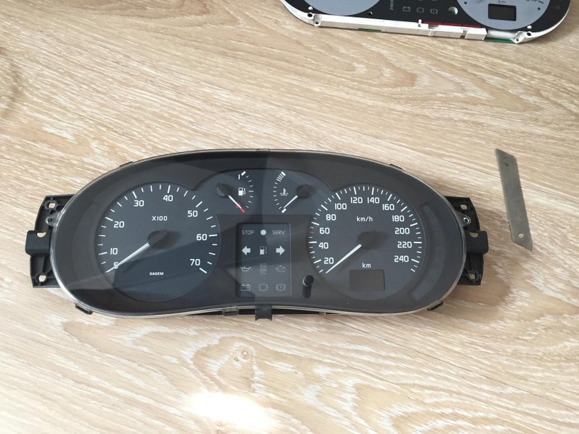 Приборная панель Renault Megane Scenic 2