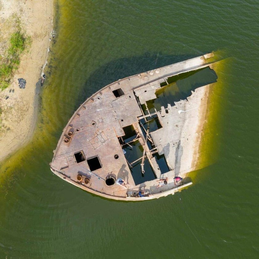 Затонувшая баржа в Балтийске