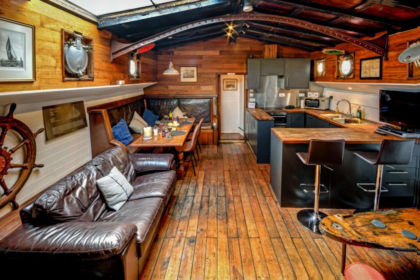 Плавдом баржа