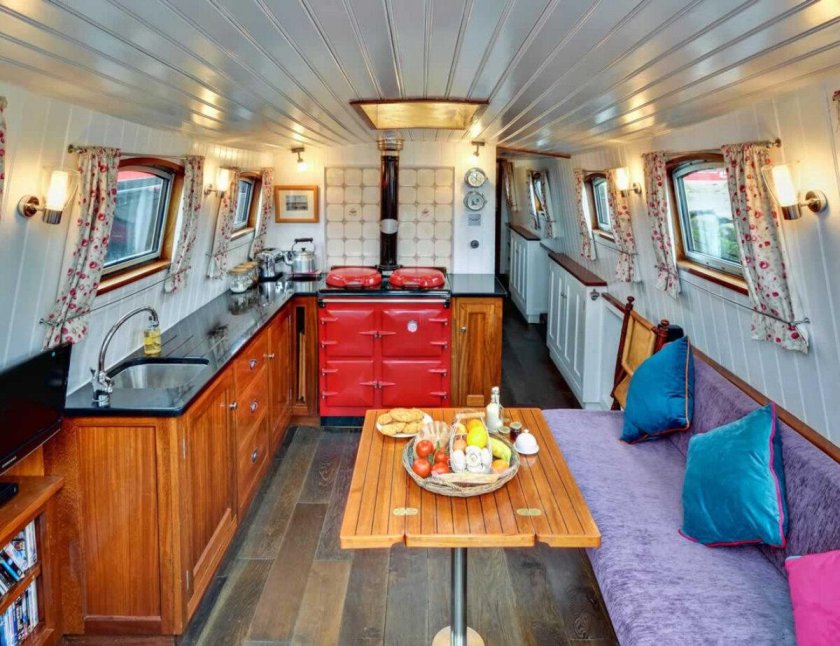 Хаусбот баржа