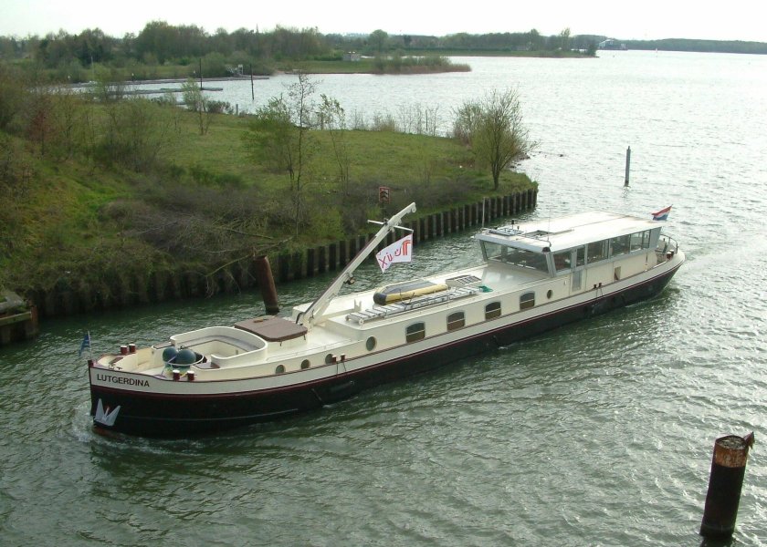 Хаусбот баржа