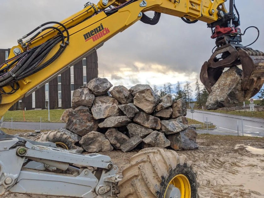 Шагающий экскаватор Menzi Muck m545